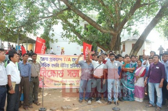MGNREGA employees staged protest in front of Chief Engineer Office 